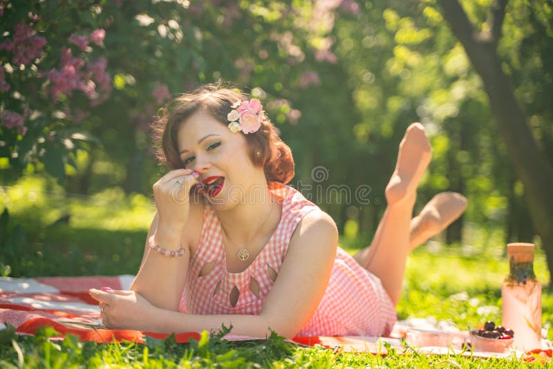 Pino novo bonito acima da menina que tem o resto na natureza vestido vestindo do vintage da jovem mulher magro feliz que senta-se imagens de stock royalty free Pino novo bonito acima da menina que tem o resto na natureza vestido vestindo do vintage da jovem mulher magro feliz que senta-se imagens de stock royalty free