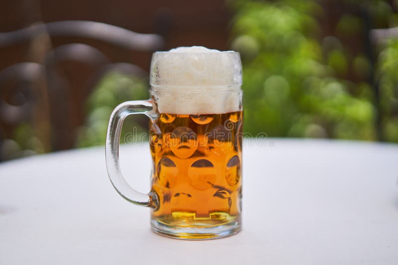 https://thumbs.dreamstime.com/b/pint-czech-pilsner-lager-beer-close-up-picture-pint-half-liter-mug-czech-pilsner-lager-beer-served-outside-table-282146725.jpg