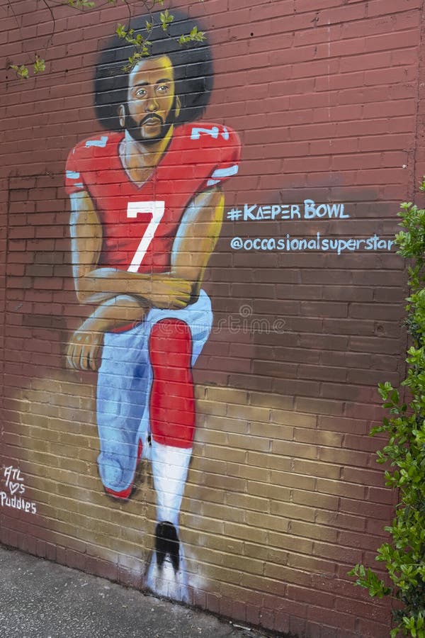 Pintada del arrodillamiento de Colin Kaepernick en el edificio en Atlanta