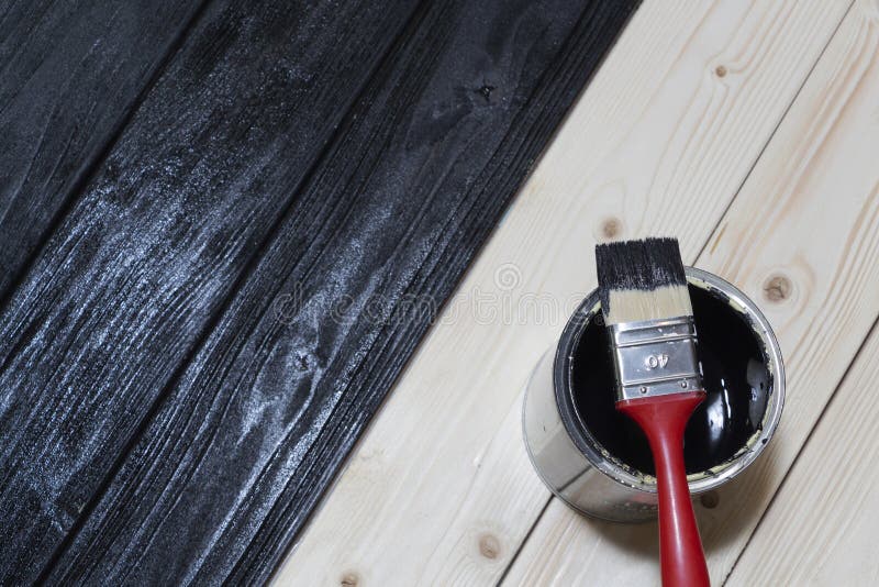 Pintando Una Tabla De Madera En Negro Un Frasco De Pintura Negra Y Un  Cepillo Foto de archivo - Imagen de artista, herramientas: 161159962