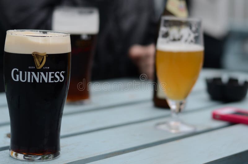 Pinte de Guinness et d'autres bières sur un Tableau de bar photos stock Pinte de Guinness et d'autres bières sur un Tableau de bar photos stock