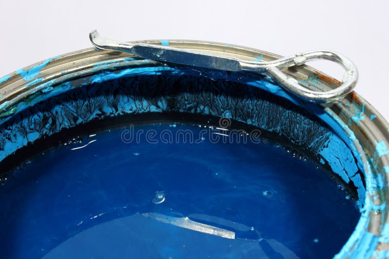 Pinte el abrelatas con la pintura azul foto de archivo libre de regalías Pinte el abrelatas con la pintura azul foto de archivo libre de regalías