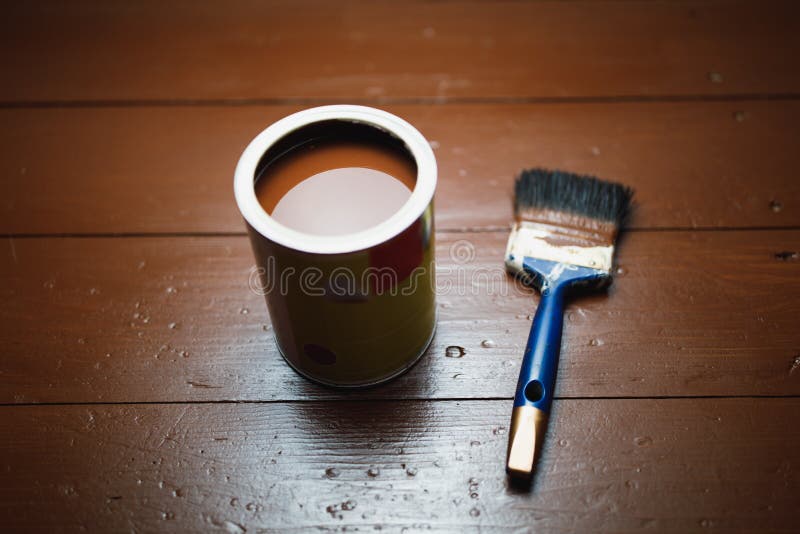 Pinte la poder y la brocha, renovación de pintura del piso fotografía de archivo Pinte la poder y la brocha, renovación de pintura del piso fotografía de archivo