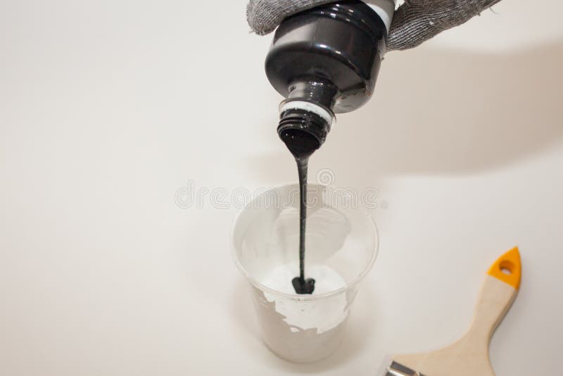 Pinte para derramar para misturar das cores, mistura das pinturas para pintar das placas foto de stock Pinte para derramar para misturar das cores, mistura das pinturas para pintar das placas foto de stock