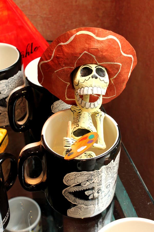 Pintor de esqueleto dos crânios engraçados mexicanos, dia de dias de los muertos da morte inoperante imagens de stock Pintor de esqueleto dos crânios engraçados mexicanos, dia de dias de los muertos da morte inoperante imagens de stock