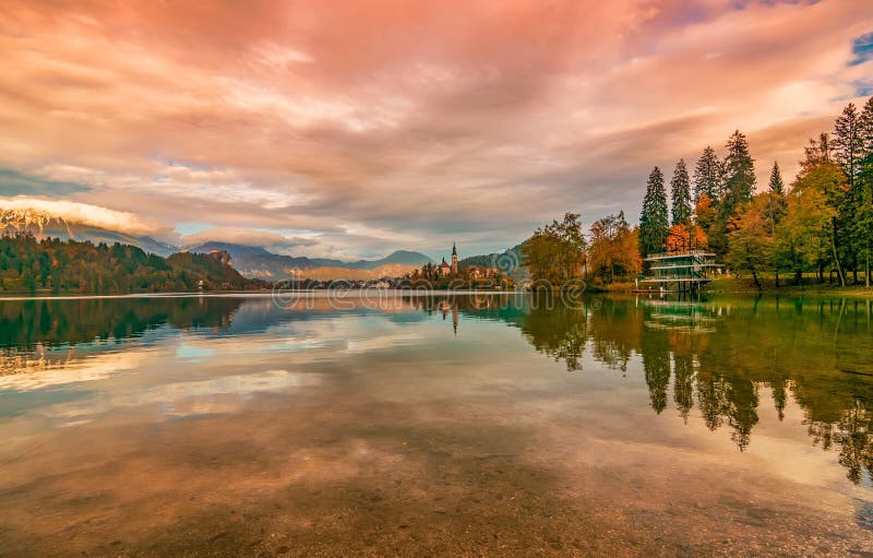Pintorescas nubes que reflejan el lago Bled, Eslovenia imágenes de archivo libres de regalías Pintorescas nubes que reflejan el lago Bled, Eslovenia imágenes de archivo libres de regalías