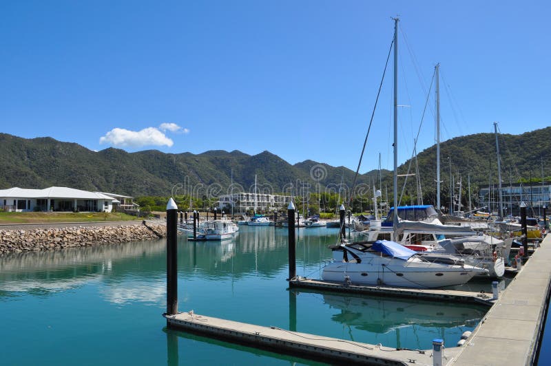 Pintoresco puerto deportivo con barcos en el amarre y todavÃa, tranquilo, agua imagenes de archivo Pintoresco puerto deportivo con barcos en el amarre y todavÃa, tranquilo, agua imagenes de archivo