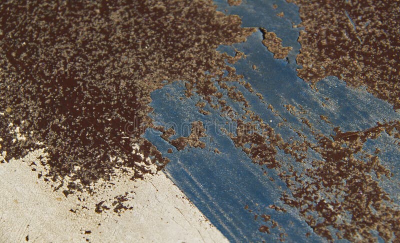 Pintura aherrumbrada y resistida en el metal texturizado abstraiga el fondo fotos de archivo libres de regalías Pintura aherrumbrada y resistida en el metal texturizado abstraiga el fondo fotos de archivo libres de regalías