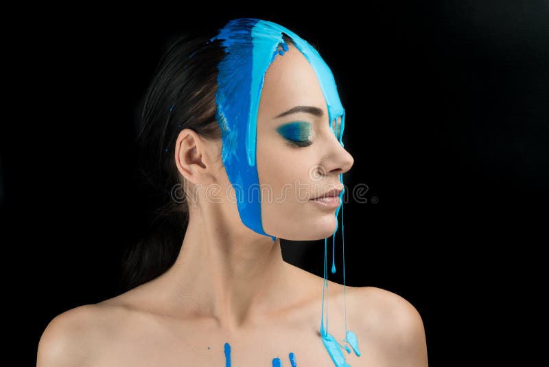 Pintura colorida de la cara de Girl del modelo de moda Retrato del arte de la moda de la belleza de la mujer hermosa con la pintu foto de archivo Pintura colorida de la cara de Girl del modelo de moda Retrato del arte de la moda de la belleza de la mujer hermosa con la pintu foto de archivo