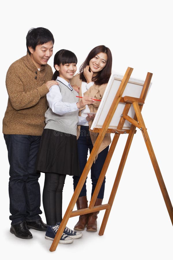 Pintura con los padres, tiro de la muchacha del estudio imágenes de archivo libres de regalías Pintura con los padres, tiro de la muchacha del estudio imágenes de archivo libres de regalías