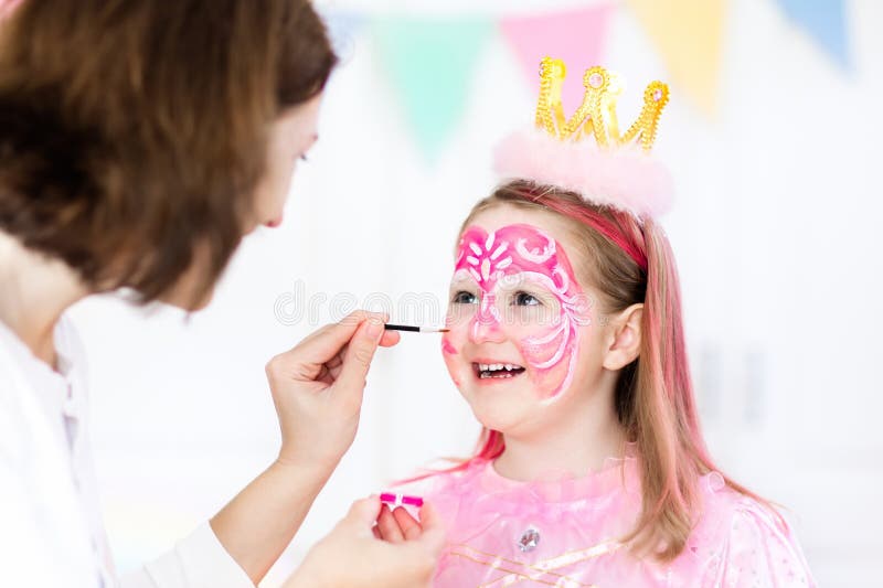 Pintura de la cara para la fiesta de cumpleaños de la niña imágenes de archivo libres de regalías Pintura de la cara para la fiesta de cumpleaños de la niña imágenes de archivo libres de regalías