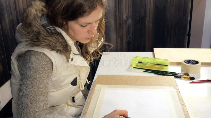 Pintura de las mujeres adultas con las pinturas acrílicas coloreadas en una escuela de arte