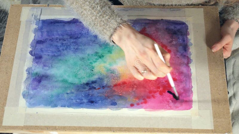 Pintura de las mujeres adultas con las pinturas coloreadas de la acuarela en un cierre de la escuela de arte para arriba