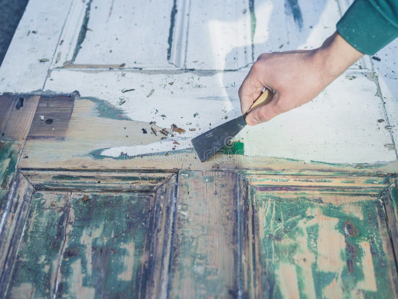 Pintura de raspado de mano fuera de la puerta foto de archivo libre de regalías