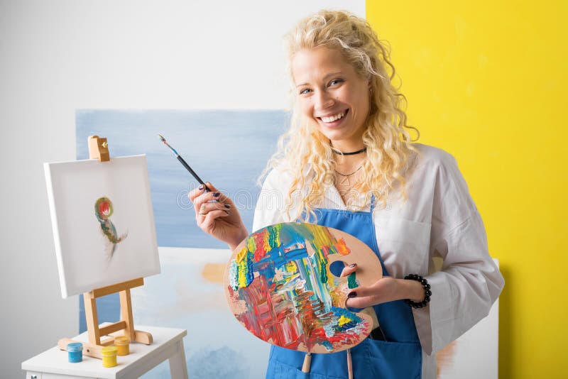 Pintura femenina feliz del artista