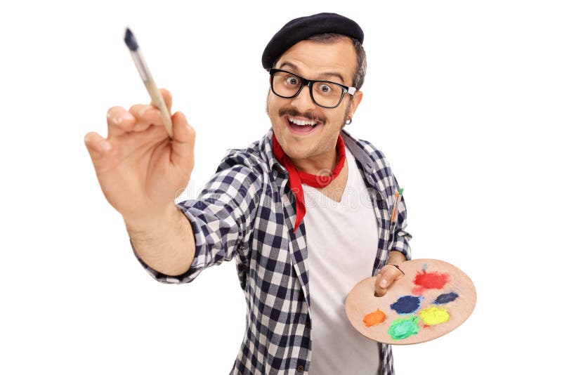 Pintura joven alegre del artista con la brocha foto de archivo