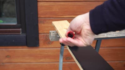 Pintura Negra Con Un Adorno De Madera Para Una Ventana De Una Casa Moderna  De Madera Metrajes - Vídeo de canillera, contratista: 246325084