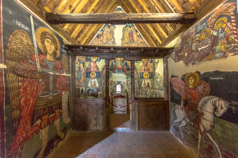 Pinturas históricas do ícone no interior da igreja do arcanjo Micha imagem de stock Pinturas históricas do ícone no interior da igreja do arcanjo Micha imagem de stock