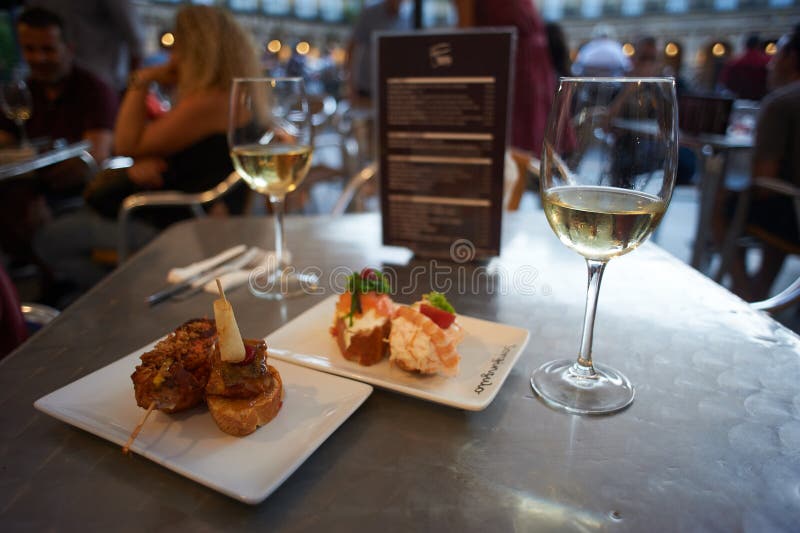 Pintxos en Txacoli in Bilbao, Spanje stock afbeelding Pintxos en Txacoli in Bilbao, Spanje stock afbeelding