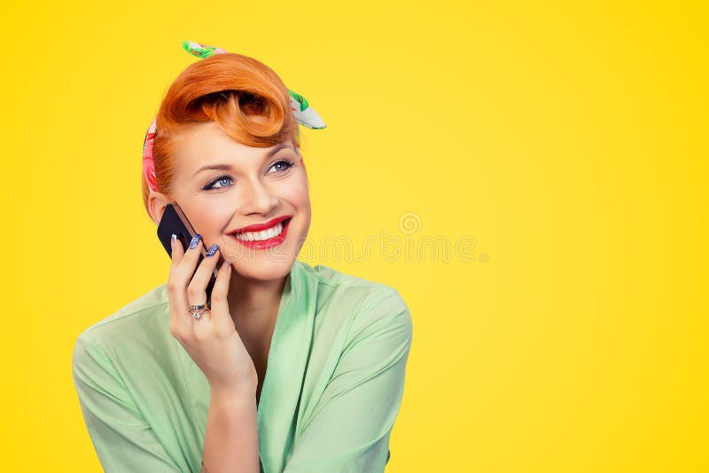 Pinupmeisje die bij smartphone het glimlachen spreken royalty-vrije stock foto's Pinupmeisje die bij smartphone het glimlachen spreken royalty-vrije stock foto's