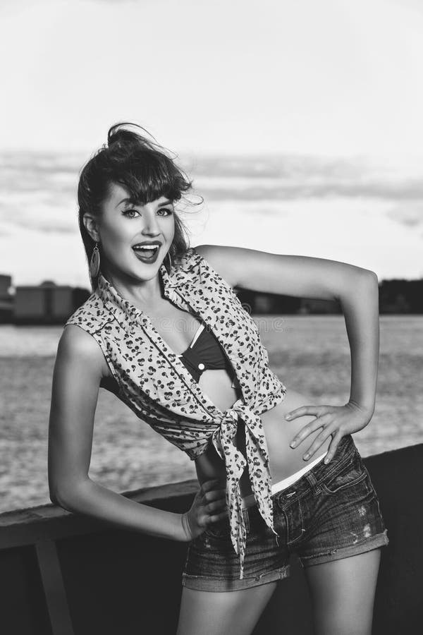 Pinupmeisje op schip royalty-vrije stock afbeelding