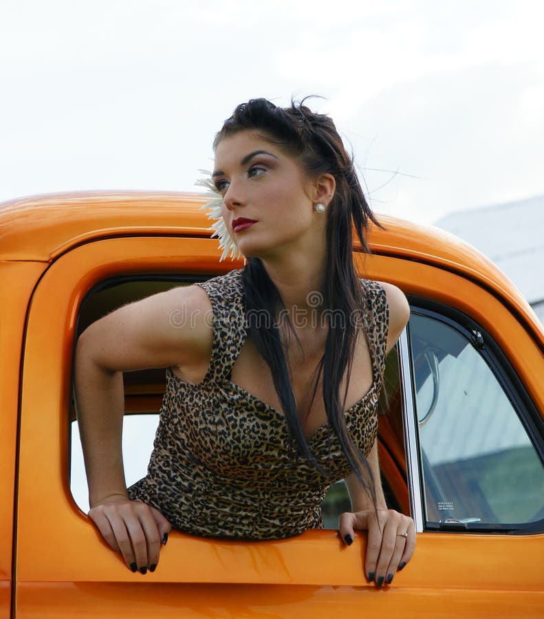Pin-up model in een vintage vrachtwagen stock afbeelding