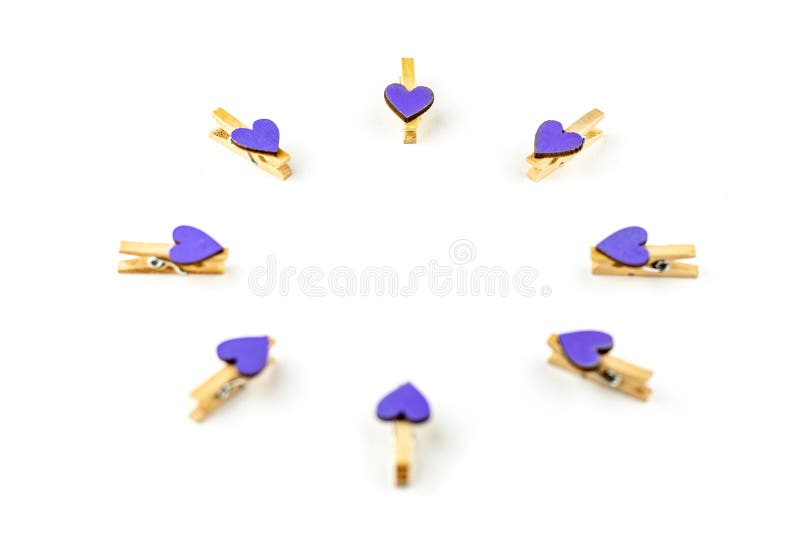Pinzas con los corazones púrpuras aislados en el fondo blanco del fondo Concepto festivo en el estilo mínimo para el día de tarje imagen de archivo Pinzas con los corazones púrpuras aislados en el fondo blanco del fondo Concepto festivo en el estilo mínimo para el día de tarje imagen de archivo