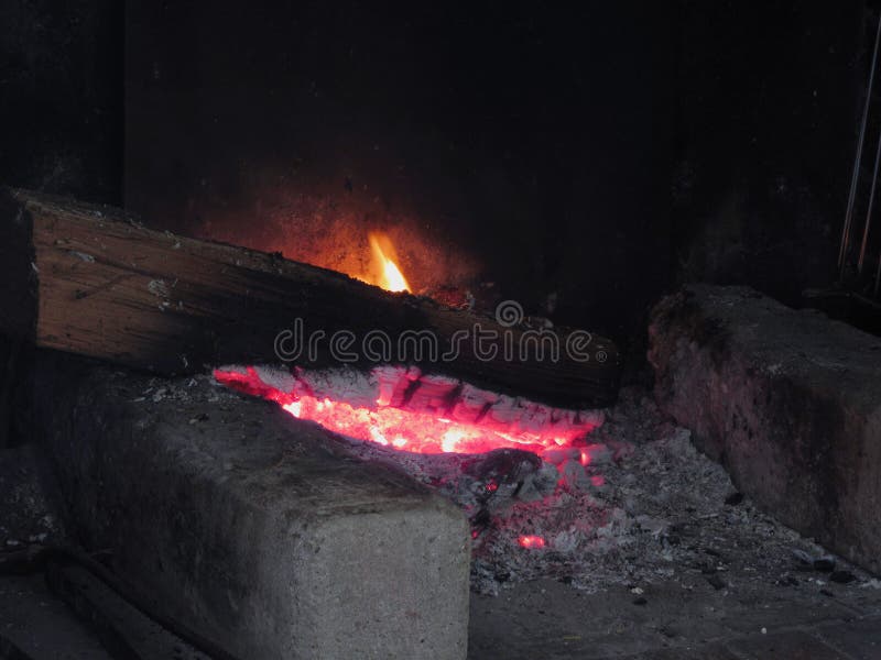 Pináculos do calor da chama do fogo de madeira que queimam-se na chaminé imagem de stock Pináculos do calor da chama do fogo de madeira que queimam-se na chaminé imagem de stock