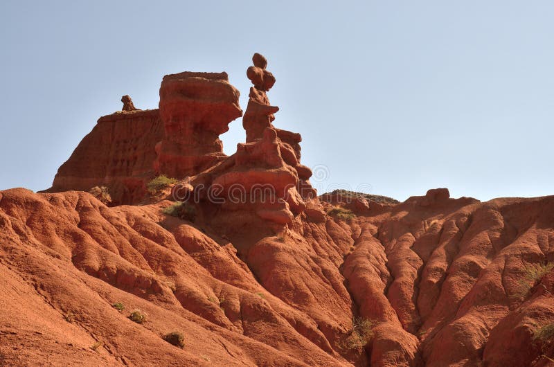 Pináculos rojos de las rocas de la piedra arenisca de la garganta de Konorchek, Kyrgyzian Grand Canyon, señal natural famosa y lu fotografía de archivo Pináculos rojos de las rocas de la piedra arenisca de la garganta de Konorchek, Kyrgyzian Grand Canyon, señal natural famosa y lu fotografía de archivo