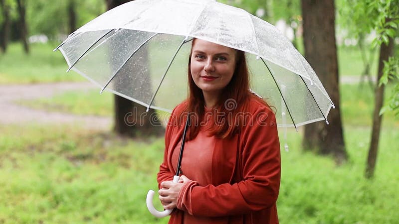 Pioggia. Bella Donna Con Ombrello Trasparente Al Giorno Della Pioggia  Archivi Video - Video di ascoltare, aperto: 220322491