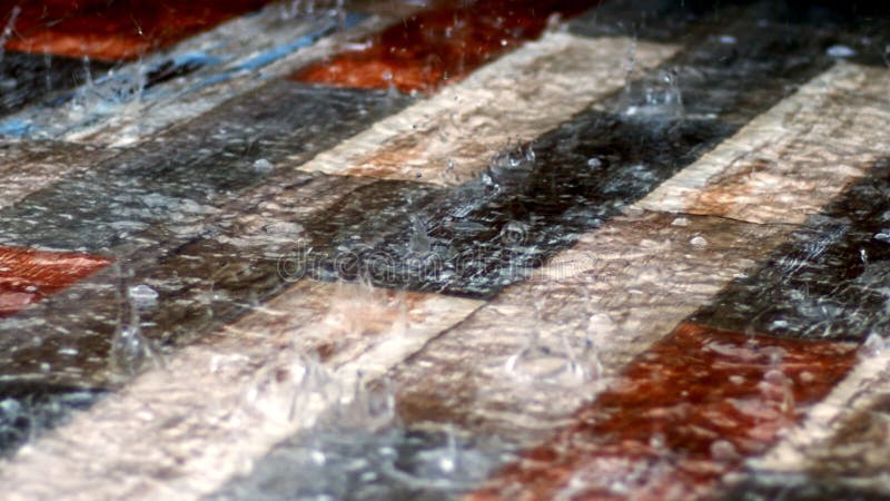 Pioggia scende su terreno di legno colorato v? deo video d archivio