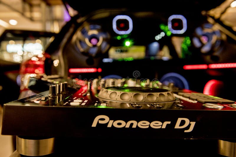 Pioneer dj hi-res stock photography and images - Alamy