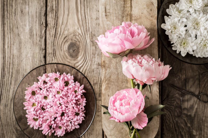 Pioner och plattor med blommor på den träbästa sikten för tabell arkivfoton Pioner och plattor med blommor på den träbästa sikten för tabell arkivfoton