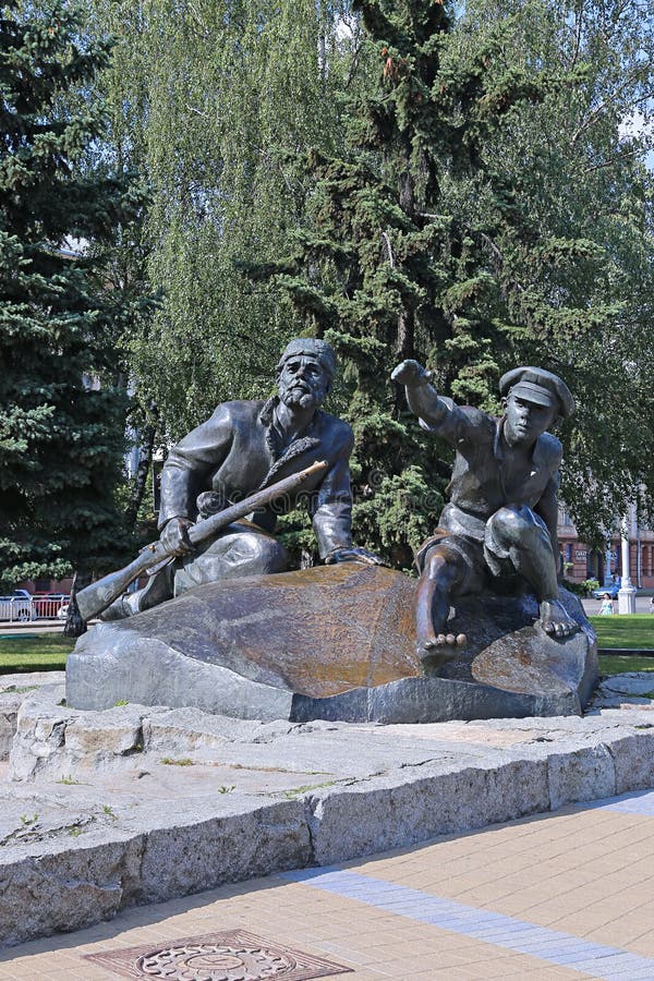Pionero y partidarios del monumento en la historia por las colas de Yakub fotos de archivo libres de regalías Pionero y partidarios del monumento en la historia por las colas de Yakub fotos de archivo libres de regalías