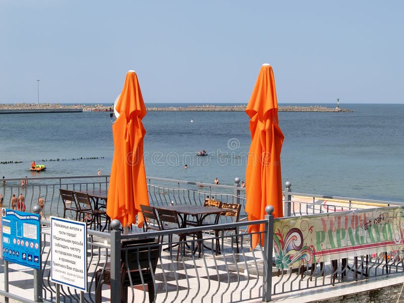 PIONIERE, RUSSIA Due ombrelli arancio della spiaggia contro lo sfondo del Mar Baltico immagini stock PIONIERE, RUSSIA Due ombrelli arancio della spiaggia contro lo sfondo del Mar Baltico immagini stock