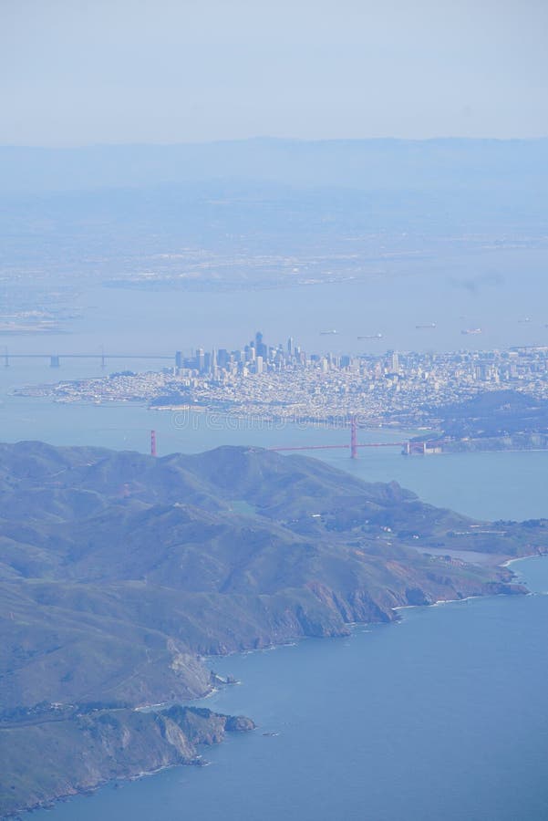 Pionowo ariel strzelał San Fransisco z górą i miastem obrazy royalty free Pionowo ariel strzelał San Fransisco z górą i miastem obrazy royalty free