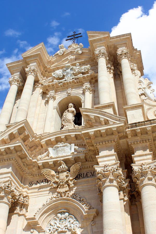 Pionowo obrazek chwyta dziejową Rzymskokatolicką katedrę Syracuse w Sicily, Włochy na słonecznym dniu zdjęcie stock