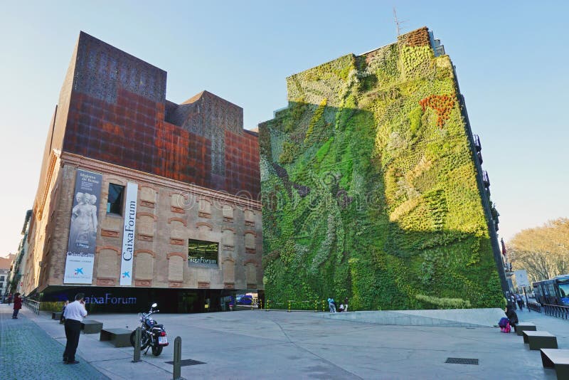 Pionowo zielona utrzymanie ściana przy Caixa forum w Madryt fotografia stock Pionowo zielona utrzymanie ściana przy Caixa forum w Madryt fotografia stock