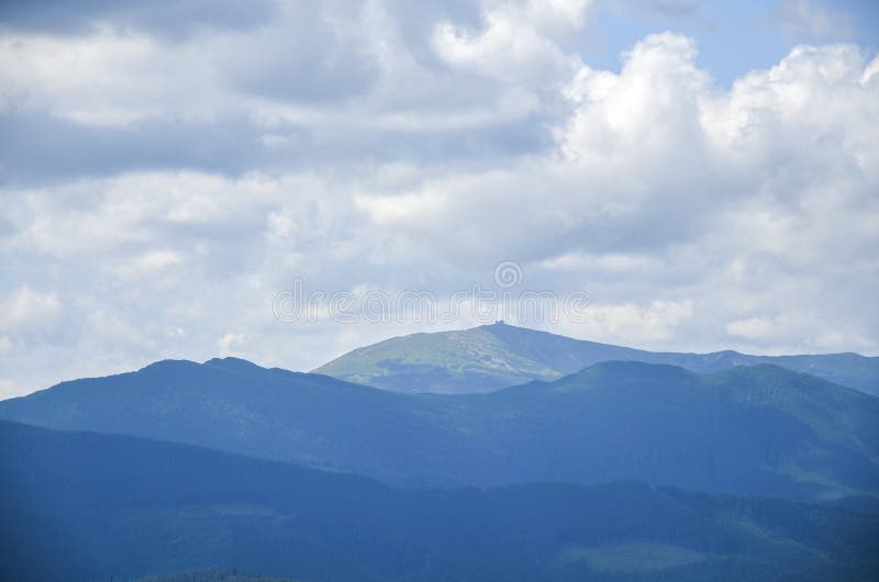 Pip Ivan Chonohara山峰的宁静山景，阴天的蓝天下有老天台 库存照片