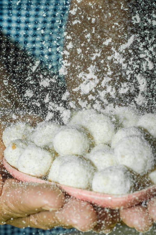 Pipoca condensada de leite feita à mão num coco de boliche em pó imagem de stock