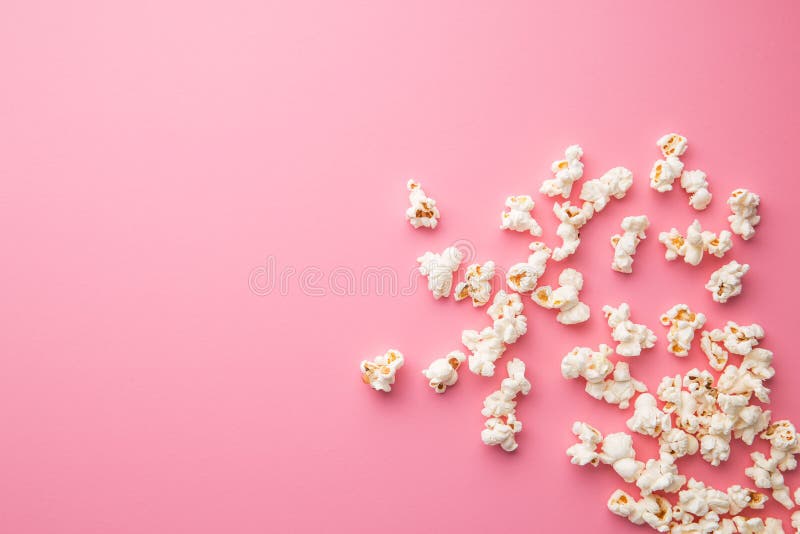 Pipoca no fundo cor-de-rosa imagens de stock Pipoca no fundo cor-de-rosa imagens de stock