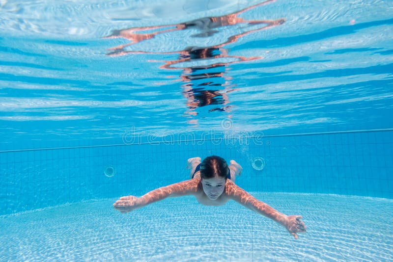 Piqu? de gar?on dans la piscine photo stock Piqu? de gar?on dans la piscine photo stock