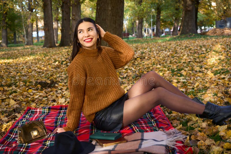 Une Jolie Fille De 10 Ans Aux Cheveux Noirs Dans Un Pull Tricoté Lit Un  Livre Assis Dans Une Clairière Dans Un Parc D'automne Pique-nique Dans La  Nature Un Enfant Heureux Apprend