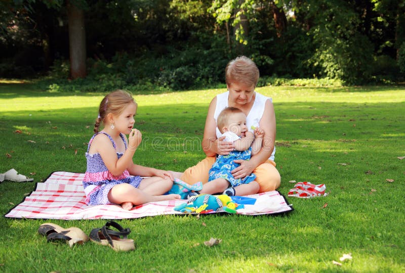 Pique-nique de famille image stock Pique-nique de famille image stock
