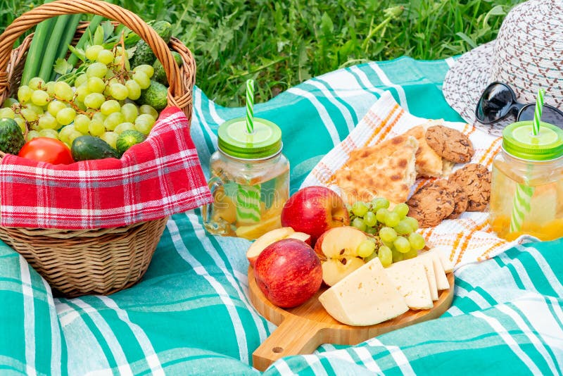 Pique-nique sur l'herbe un jour d'?t? - panier, raisins, fromage, pain, pommes - un concept de r?cr?ation ext?rieure d'?t? photo libre de droits Pique-nique sur l'herbe un jour d'?t? - panier, raisins, fromage, pain, pommes - un concept de r?cr?ation ext?rieure d'?t? photo libre de droits
