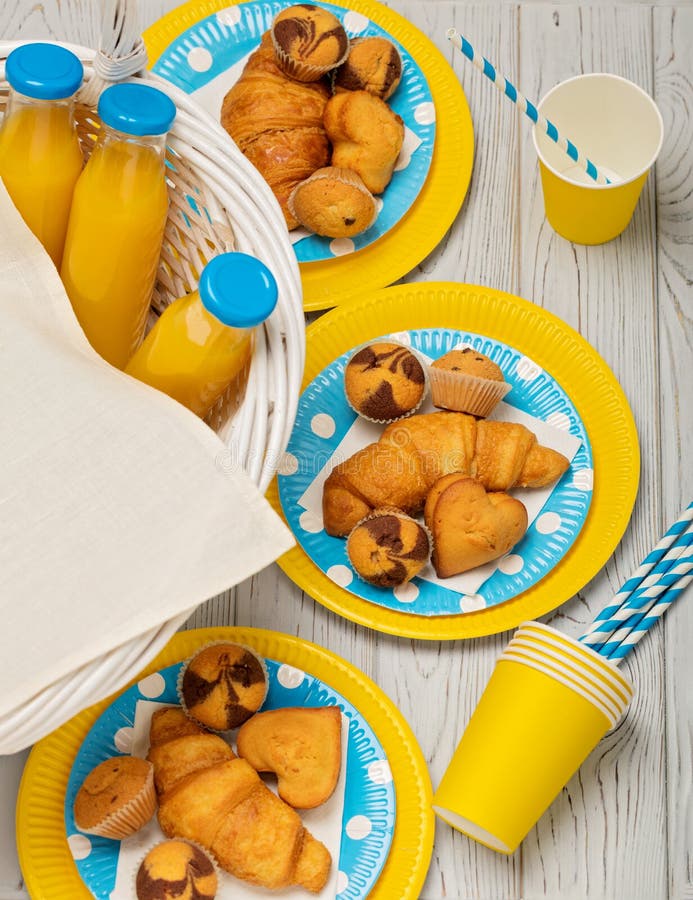 Piquenique do verão Piquenique doce - suco de laranja e queques, croissan fotos de stock Piquenique do verão Piquenique doce - suco de laranja e queques, croissan fotos de stock