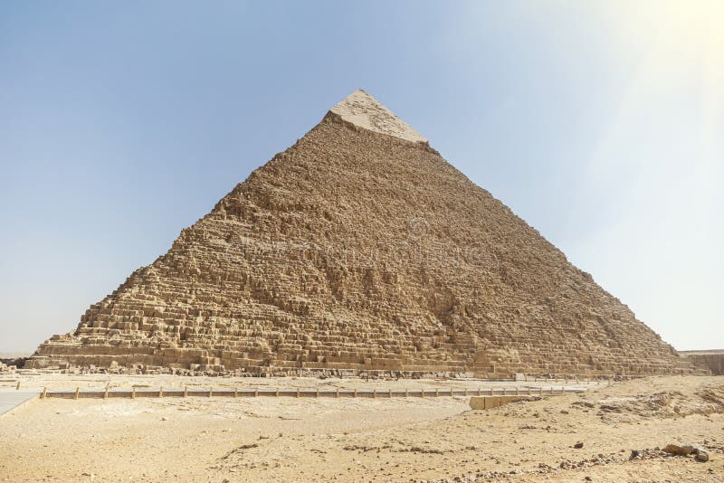 Pirámide De Chefren Sobre Fondo Azul Del Cielo. Grandes Pirámides De Giza  En El Desierto. Segunda Pirámide Foto de archivo - Imagen de egipto, rayo:  221817658