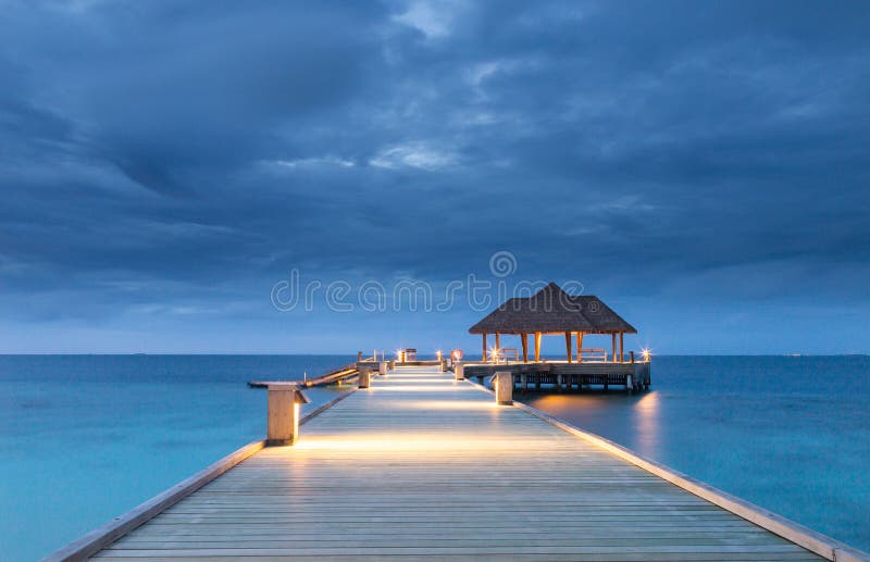 Pir in i ön Maldiverna för havRaa-atoll royaltyfri fotografi Pir in i ön Maldiverna för havRaa-atoll royaltyfri fotografi
