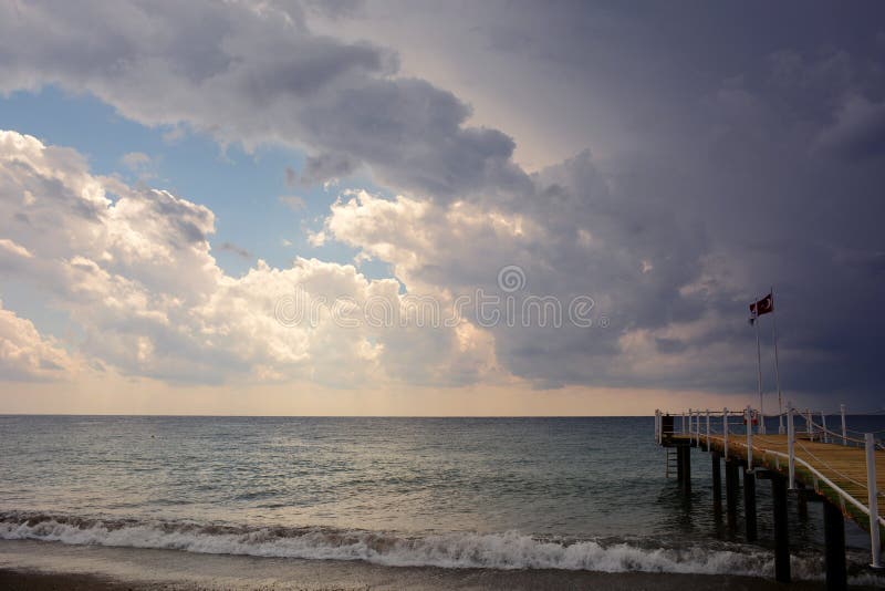 Pir på havet på solnedgången och regn i Alanya, Turkiet arkivbild Pir på havet på solnedgången och regn i Alanya, Turkiet arkivbild