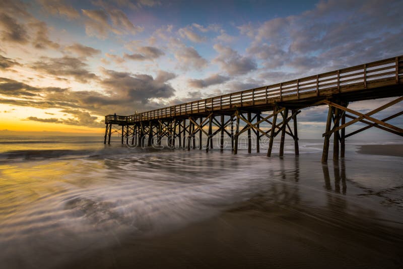 Pir på Ise av gömma i handflatan stranden, i Charleston South Carolina på Sunr arkivfoto